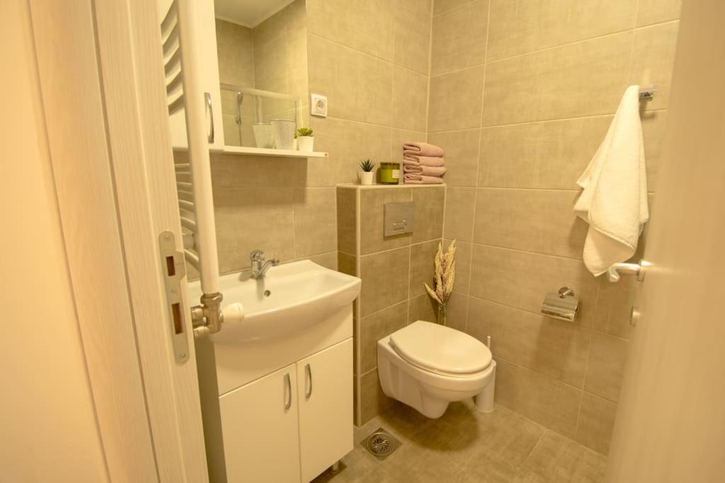White Fields-Central 2-Bdrm Apartment With Parking Novi Sad Exterior foto